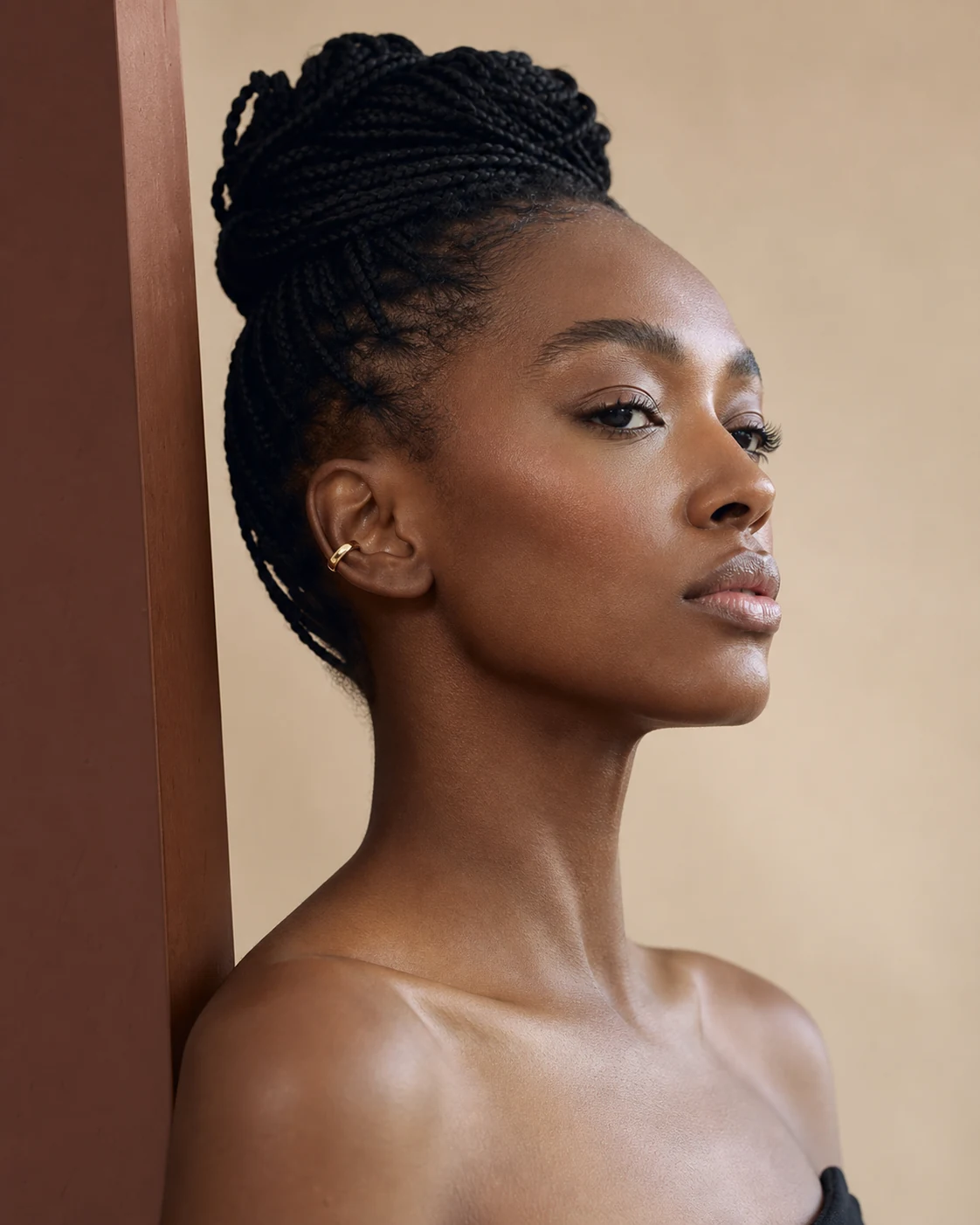 Mulher negra retinta em retrato editorial que evidencia mandíbula e mento